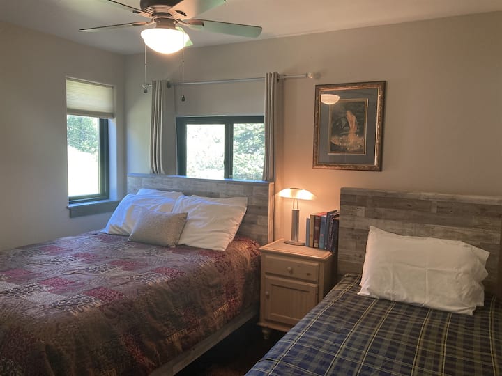 Queensize bed en twee eenpersoonsbedden in de slaapkamer beneden. 