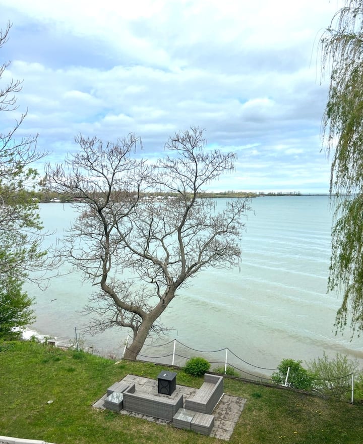 Luxury Lakefront Villa with Sauna sleeps 10ppl