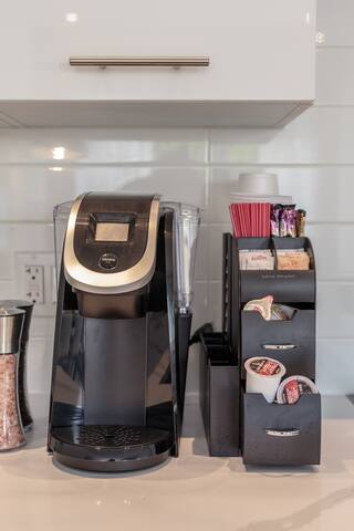 Modern Condo with 2 Bedrooms gallery image 3