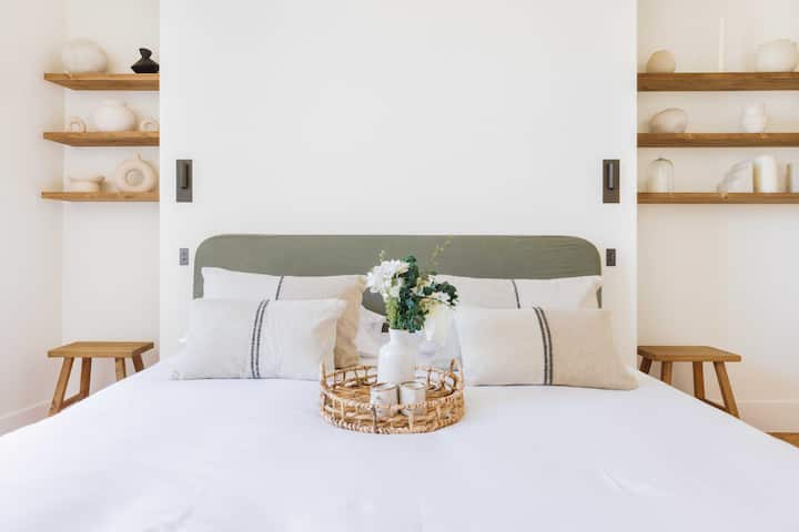 Priestranná a svetlá izba vybavená televízorom pre vaše pohodlie.
