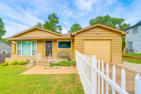 Family-Friendly Sand Springs Home ~ 8 Mi to Tulsa!