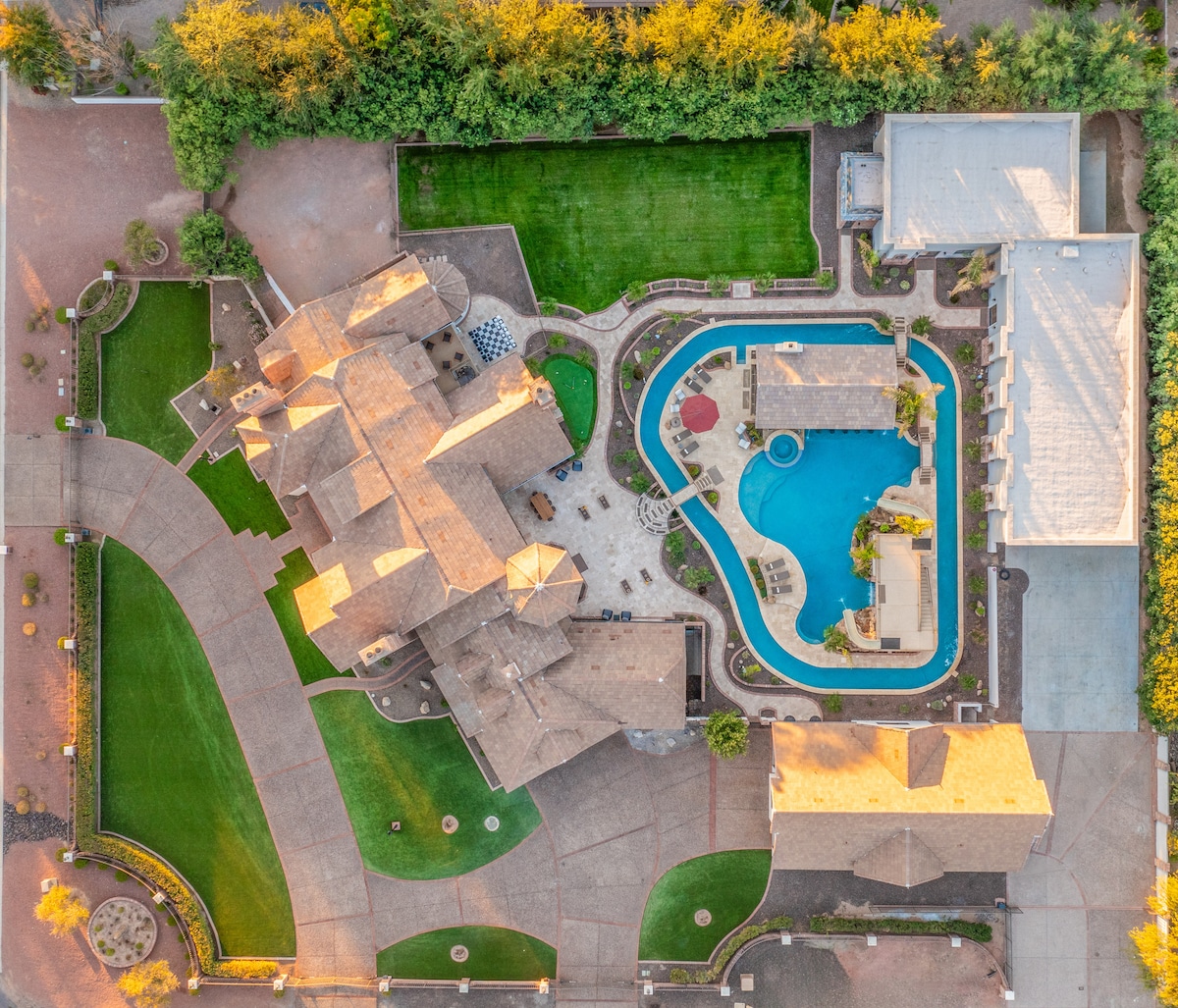 HÓZHÓ Sunnyside | Lazy River | Indoor Pickleball - Houses for Rent