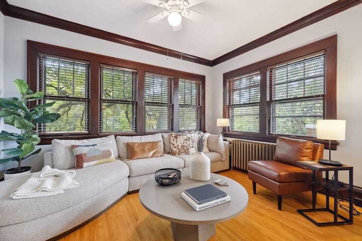 Footsteps to Lake & Tons of Restaurants! Charming!