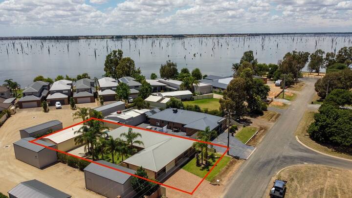Woodlands Waterside Retreat - Yarrawonga