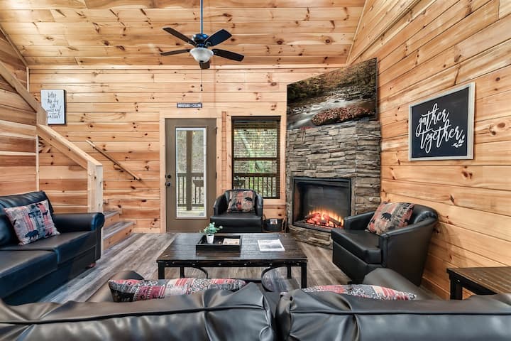 1 Mile To Pf Prkwy! Hot Tub + Pool Table + Arcade - Pigeon Forge, TN