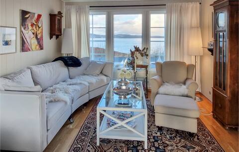 Amazing apartment in Hemnskjela with kitchen