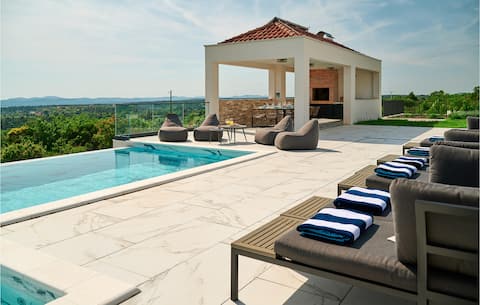 4 bedroom awesome home in Dubravice