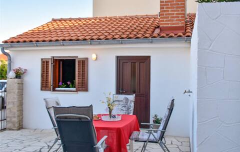 Pet friendly home in Nin with kitchen