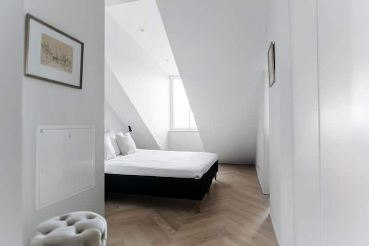 חדר שינה נעים עם חדר רחצה צמוד.