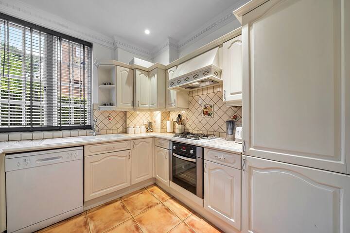 Finest Retreats | Luxury House in Hampstead gallery image 3