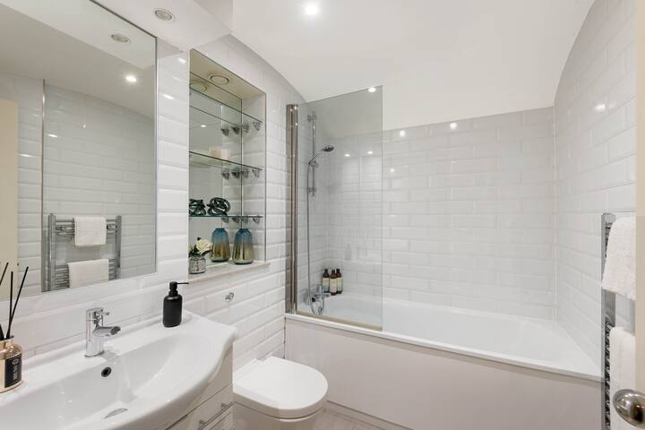 Beautiful Royal Borough Apartment gallery image 5