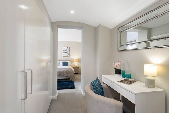 Beautiful Royal Borough Apartment gallery image 4