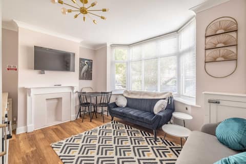 Compact 2-Bed Flat with EV Parking / charge and AC