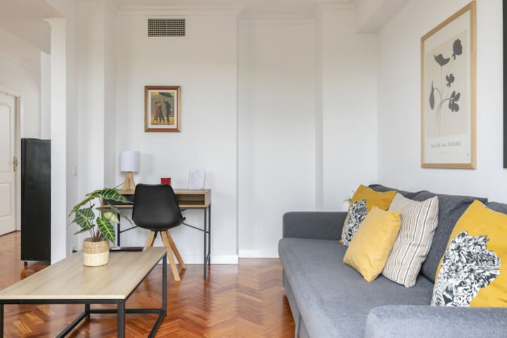 Bright apartment with balconies in front of Retiro gallery image 4