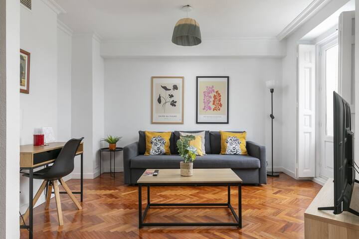Bright apartment with balconies in front of Retiro gallery image 5