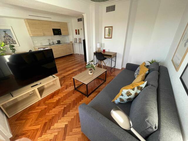 Bright apartment with balconies in front of Retiro gallery image 3