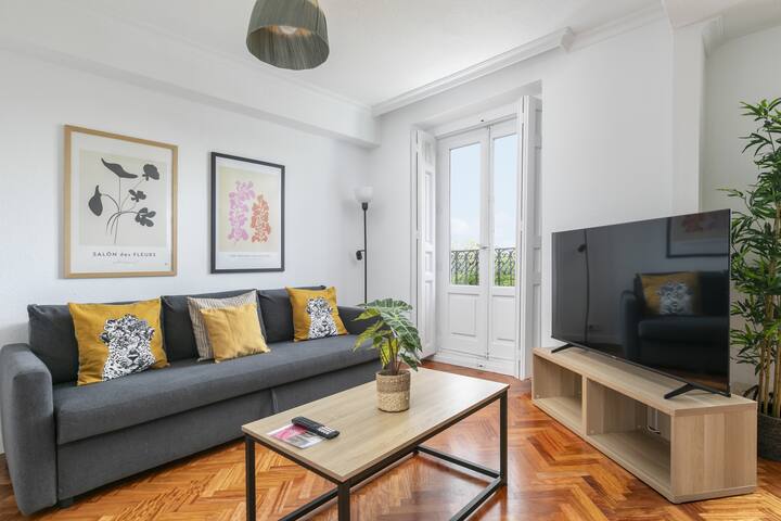 Bright apartment with balconies in front of Retiro gallery image 2