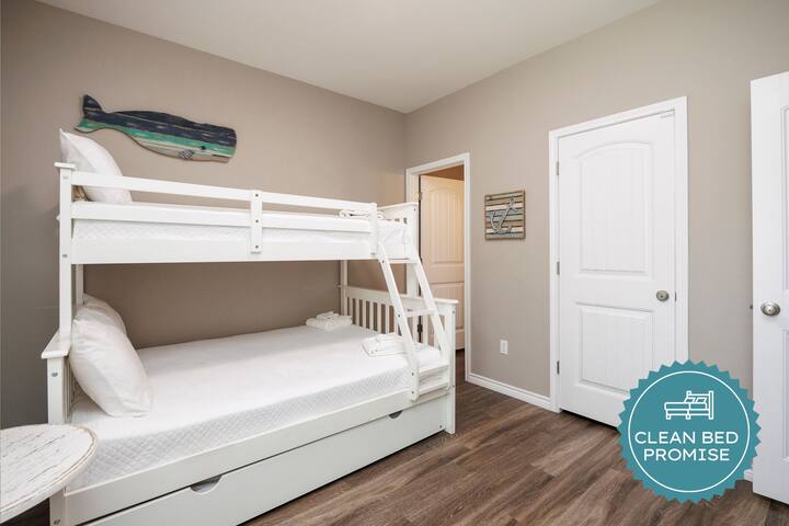 Duerme mejor en Padre Escapes con nuestra exclusiva promesa de cama limpia, que proporciona sábanas limpias, edredones y toallas lavadas a altas temperaturas que exceden las recomendaciones de los CDC, lo que nos distingue para unas vacaciones verdaderamente tranquilas.