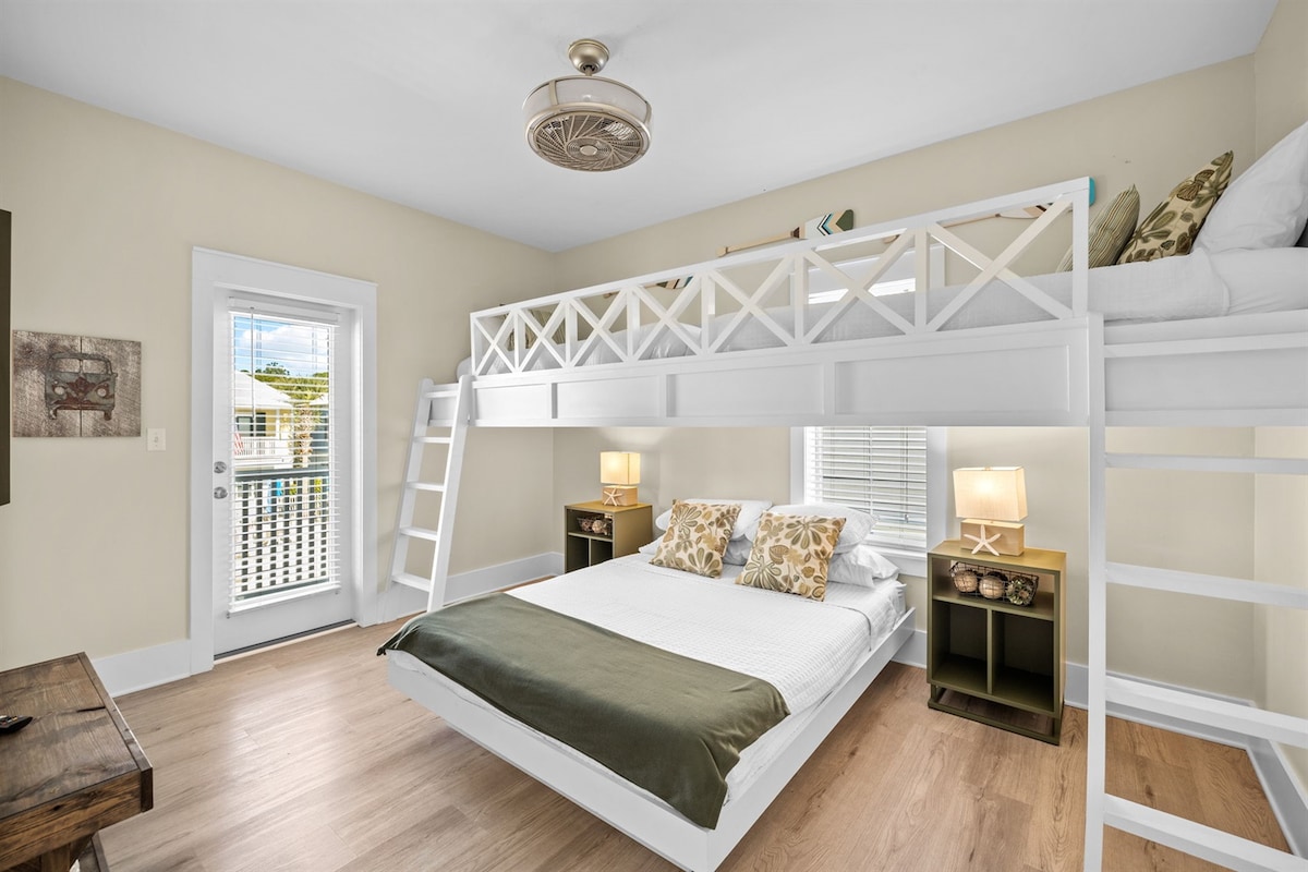 การจัดเตรียมที่พักที่มีเอกลักษณ์พร้อมเตียงควีนไซส์และเตียงสองชั้น