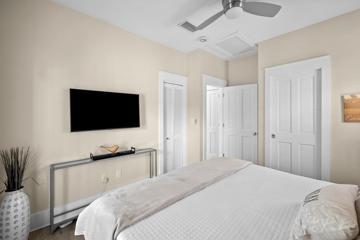 สว่าง มีทีวีติดผนังและที่เก็บของ