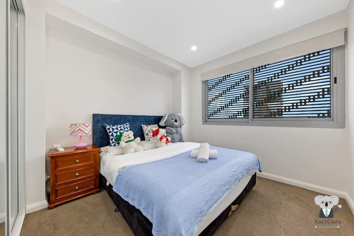 חדר שינה מרווח עם אור טבעי