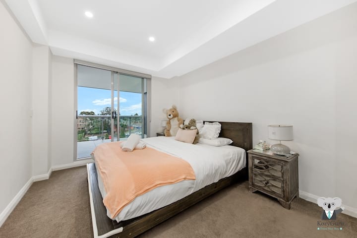 חדרי שינה מרווחים עם מיטת קינג סייז