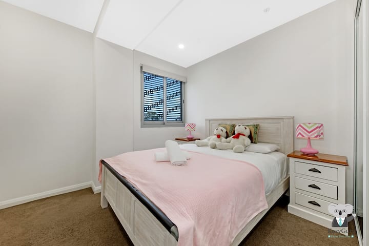 מיטת קווין סייז ושולחן צד.