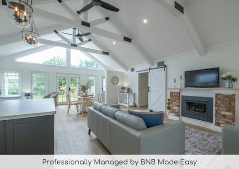 Hamptons Cottage. Views & Fireplace. Dubbo.