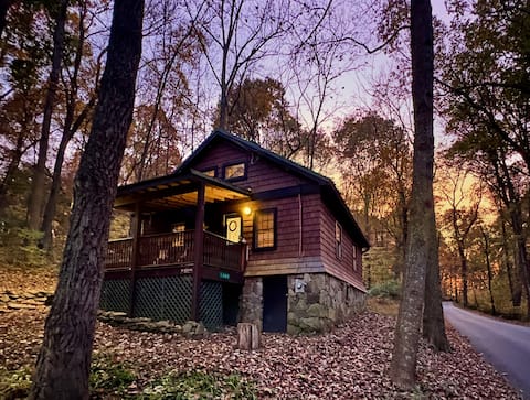 Charming Cabin in the Woods with River Access