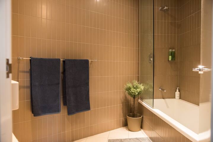 Riverside Retreat: Pool, Free Parking, Near Yarra gallery image 4