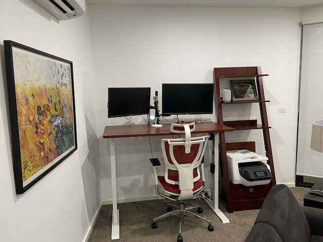 Riverside Retreat: Pool, Free Parking, Near Yarra