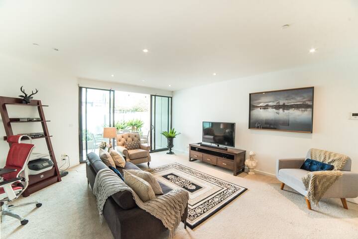 Riverside Retreat: Pool, Free Parking, Near Yarra gallery image 2