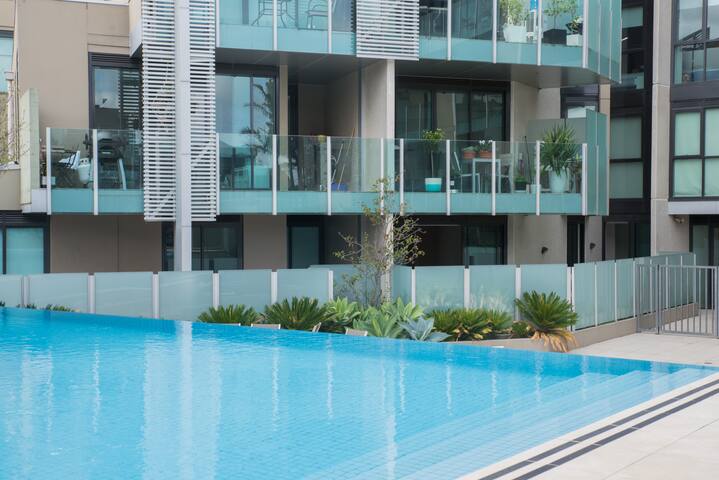 Riverside Retreat: Pool, Free Parking, Near Yarra gallery image 5