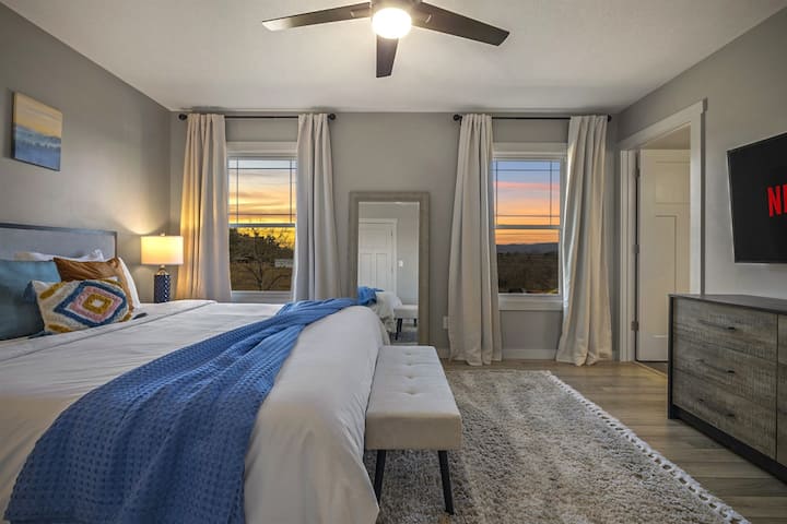 El dormitorio principal es el lugar perfecto para relajarse y relajarse después de un largo día explorando Asheville. Incluye un colchón de espuma viscoelástica King Zinus de 12 pulgadas y un televisor inteligente Fire de 55 pulgadas si quieres transmitir algunos de tus programas favoritos mientras te relajas.