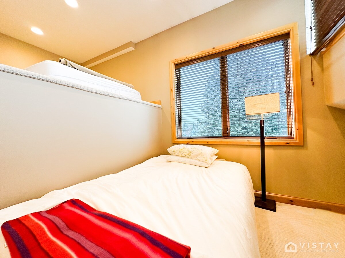 საძინებელი 4 არის დიდი ოთახი, რომელშიც არის საწოლი 152×203 სმ და ორსაწოლი. ის იდეალურია ოჯახებისა თუ ჯგუფებისთვის.