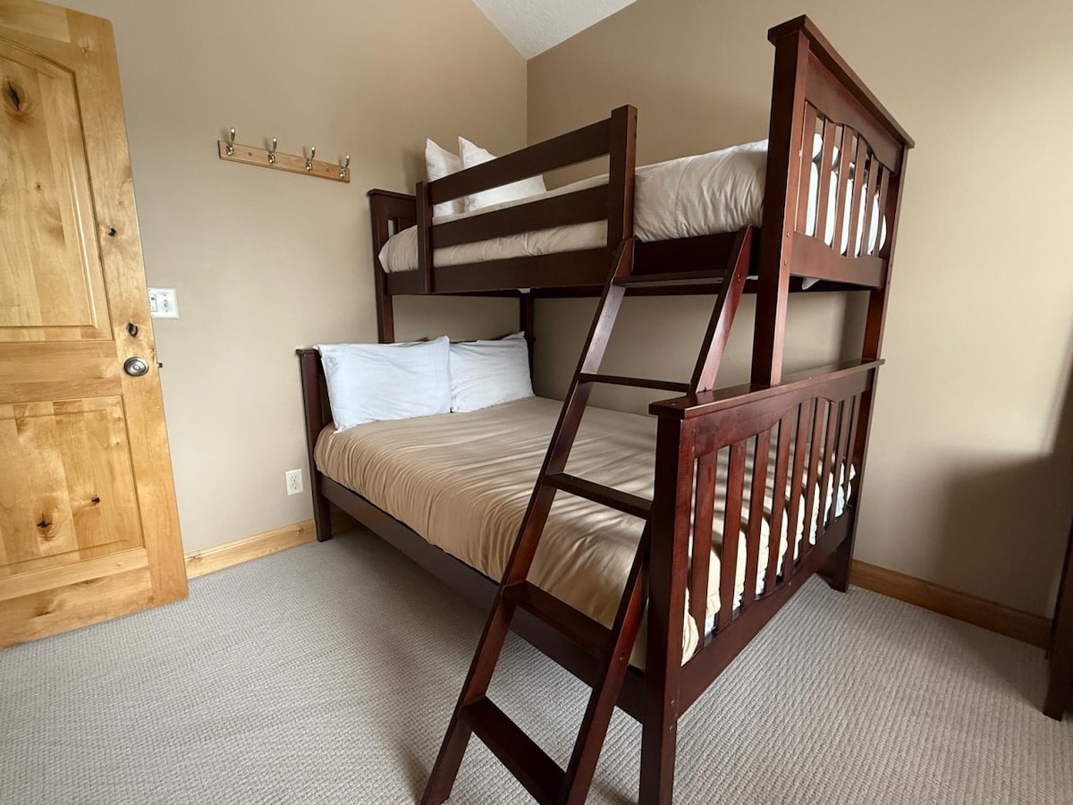 საძინებელი 3 — ორადგილიანი საძინებელი, რომელიც იდეალურია ოჯახებისა და ჯგუფებისთვის.