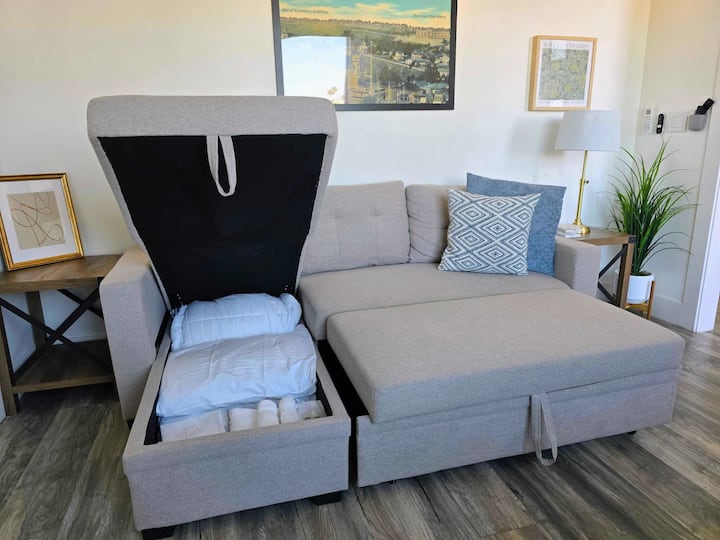 غرفة المعيشة (سرير أريكة، مكيف هواء، تلفزيون، مروحة سقف)