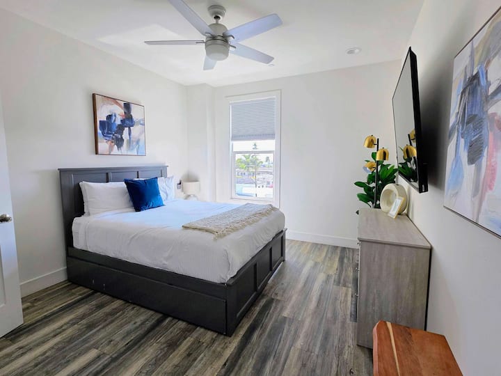 غرفة النوم 2 (سرير كوين، سرير مفرد، مروحة سقف، مكيف هواء، تلفزيون)