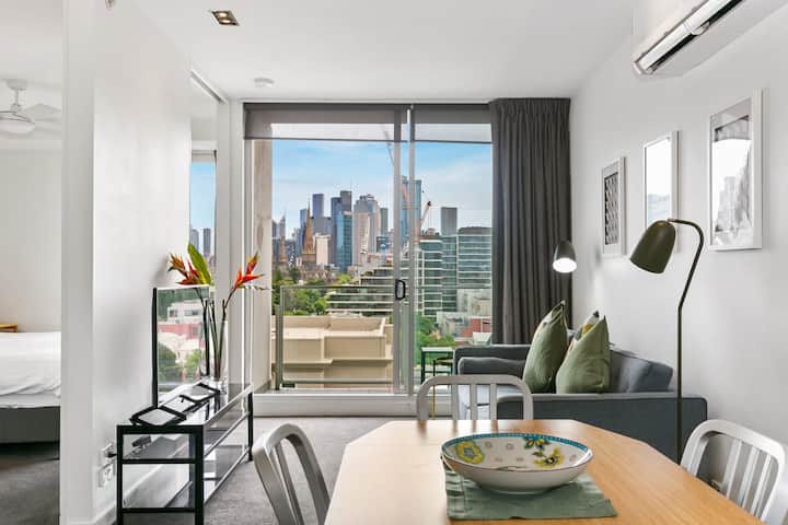 East Melbourne Pet Friendly Secure Parking & Pool - Melbourne