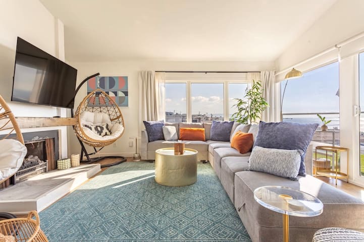 Huge Ocean View Apartment | Balcony & Parking