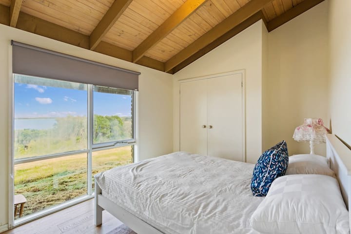 De tweede slaapkamer heeft een queensize bed met een bijzettafel, een lamp en een handige kledingkast voor opslag.