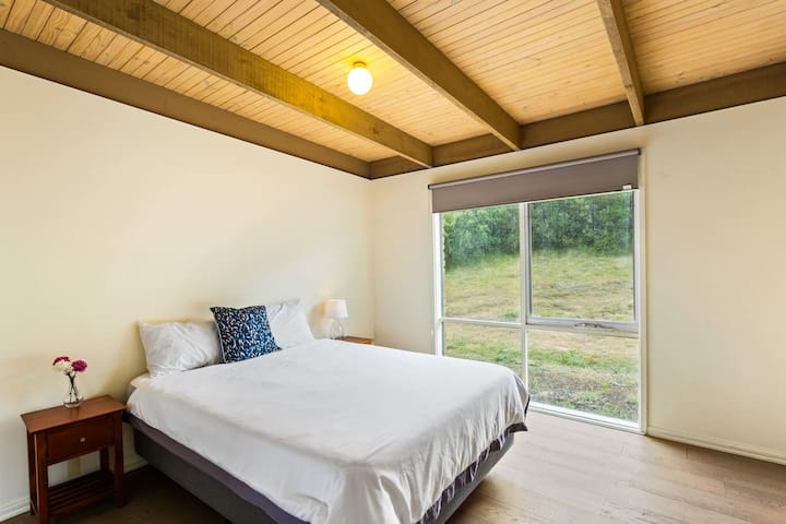 De hoofdslaapkamer beschikt over een queensize bed en een netjes ingerichte ensuite.
