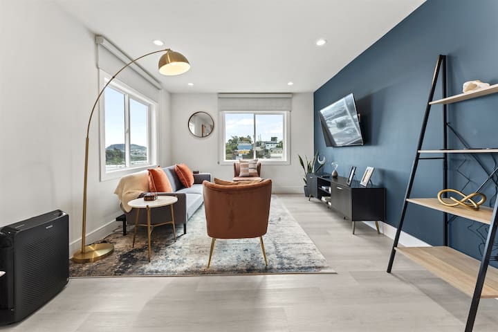 Entire House | 700+ Mbps Wifi | City Views