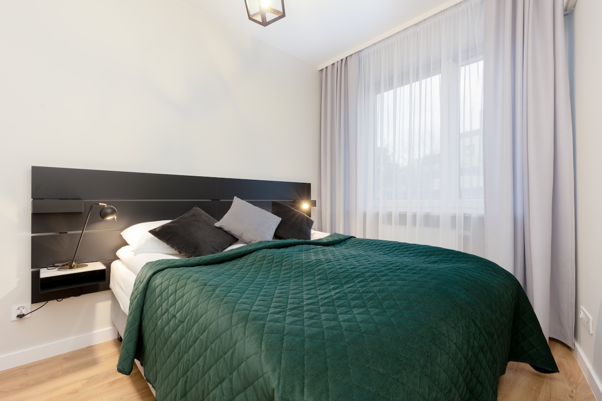 העיצוב האלגנטי של חדר השינה יוצר סביבה שלווה ורגועה.