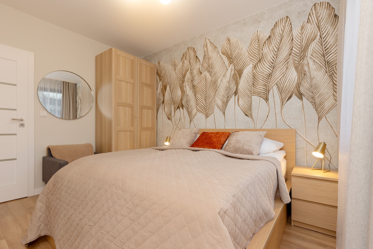 חדר השינה הנעים כולל מיטה זוגית מפוארת ואחסון בשפע.