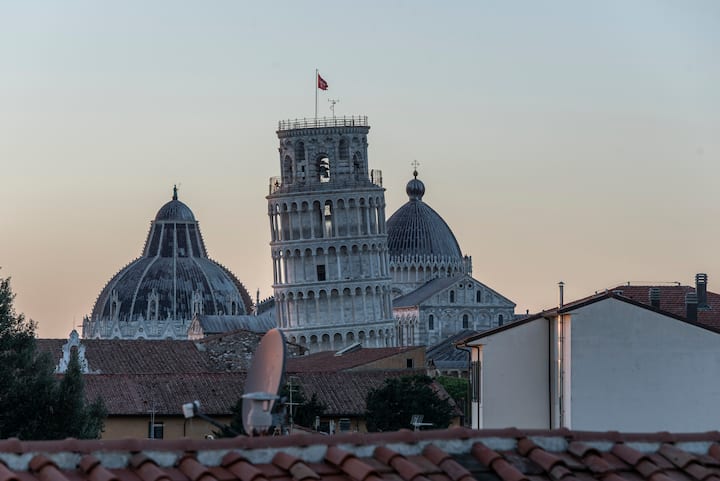 Stunning Tower View In The Heart Of Pisa - Pise