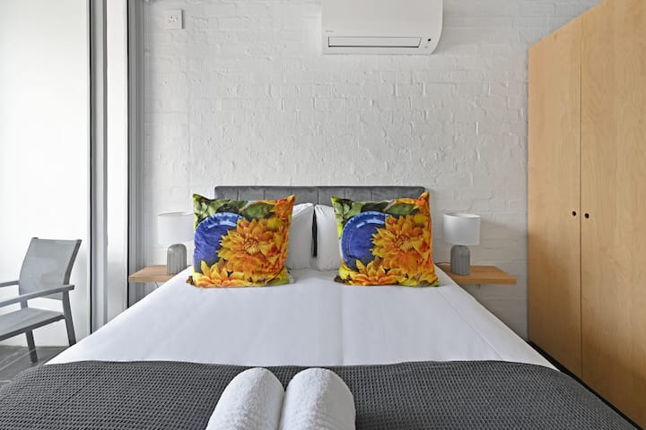 2º quarto com cama queen e luz natural