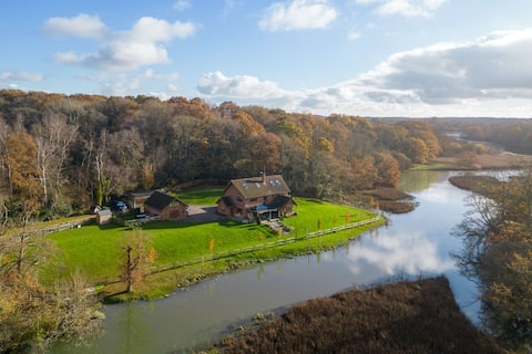 Serene Riverside: 6BR Luxury Retreat in Curdridge