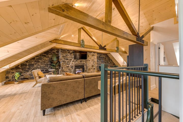 Gorgeous 3 Bedroom 2-floor Old Quebec Townhouse gallery image 2