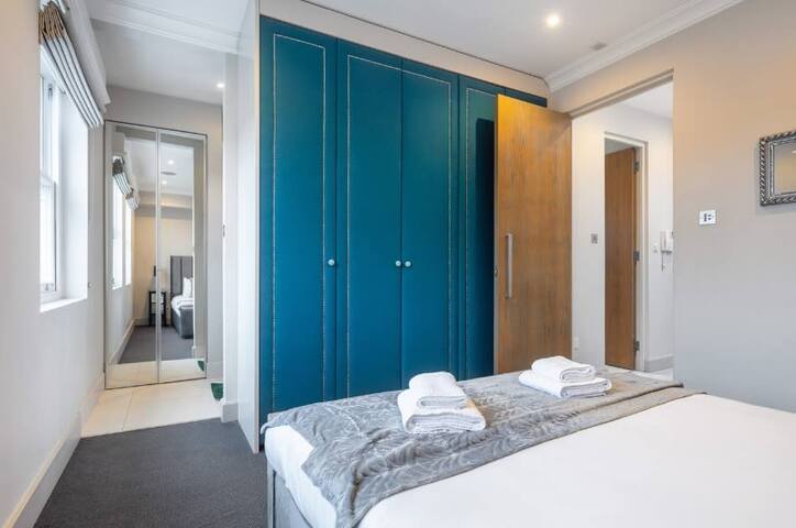 London Chelsea 5BR Beautiful Triplex House gallery image 4